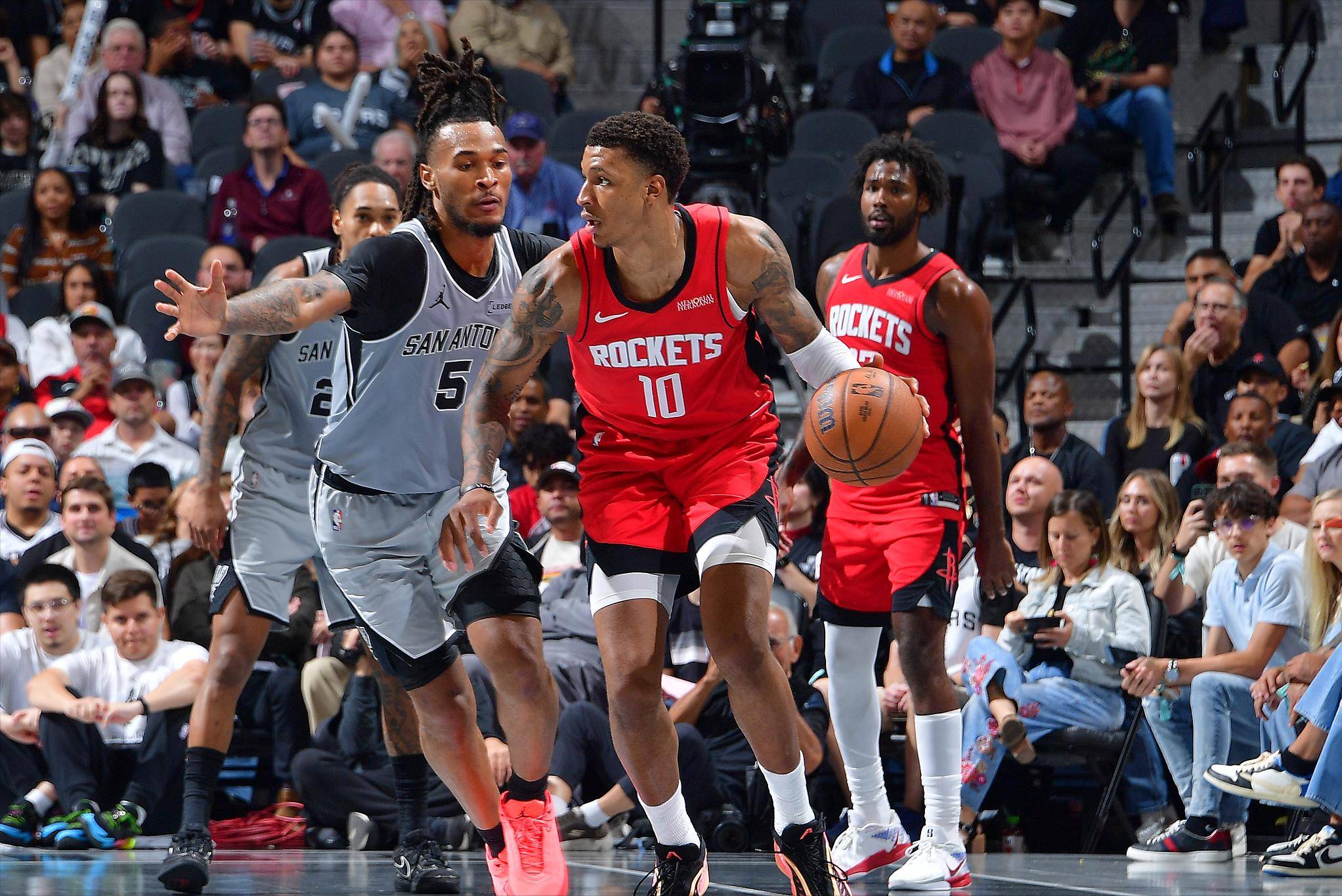 法兰克福球迷在诺坎普球场对巴萨支持者发动投掷袭击