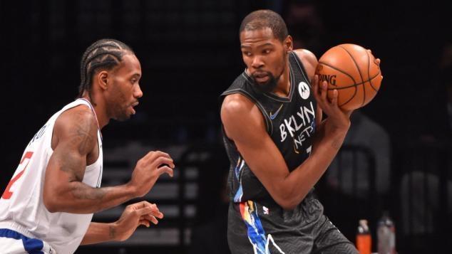 凯尔特人小球迷和远道而来的瑞士年轻人球迷互动