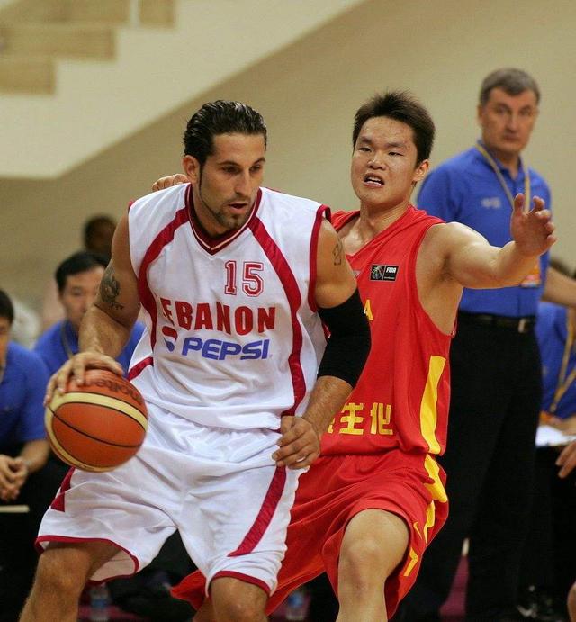 拿来吧你！柏林赫塔球员一把抢过对手教练给球员的战术小纸条