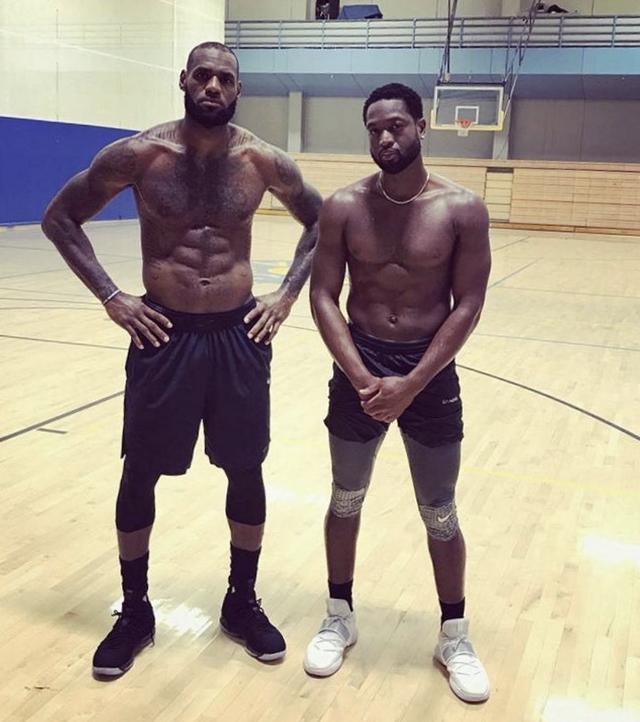 雪花飘飘北风萧萧，记者：世界杯抽签仪式场外下着大雪